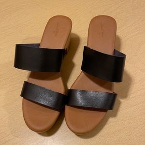 Universal Thread Black Strappy Sandal Clogs